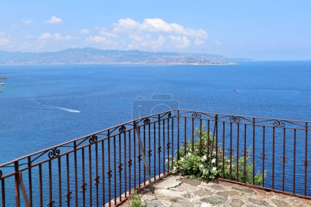 Foto de Scilla, Calabria, Italia 13 de junio de 2021: Panorama hacia el Estrecho de Messina desde la terraza del Castello Ruffo - Imagen libre de derechos