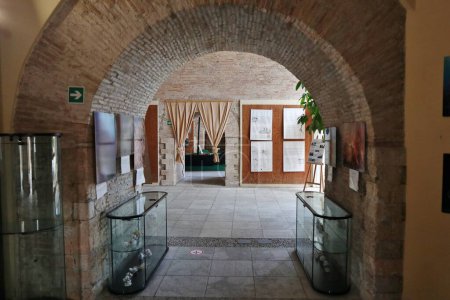 Foto de Scilla, Calabria, Italia 13 de junio de 2021: Sala de exposiciones en la terraza del Castello Ruffo - Imagen libre de derechos