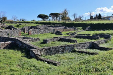 Foto de Mirabella Eclano, Campania, Italia 23 de noviembre de 2022: Ruinas de la antigua ciudad romana de Aeclanum que datan del siglo III a.C.. - Imagen libre de derechos
