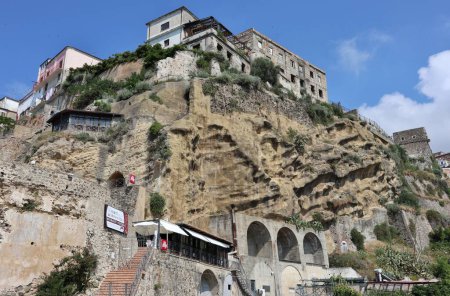 Téléchargez les photos : Pizzo Calabro, Calabre, Italie 14 juin 2021 : Vue panoramique du village depuis le brise-lames de Marina di Pizzo - en image libre de droit