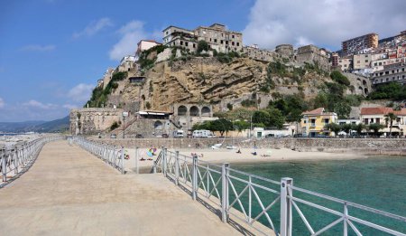 Téléchargez les photos : Pizzo Calabro, Calabre, Italie 14 juin 2021 : Vue panoramique du village depuis le brise-lames de Marina di Pizzo - en image libre de droit