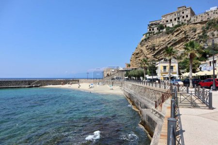 Téléchargez les photos : Pizzo Calabro, Calabre, Italie 14 juin 2021 : Touristes sur la plage libre de Marina di Pizzo - en image libre de droit