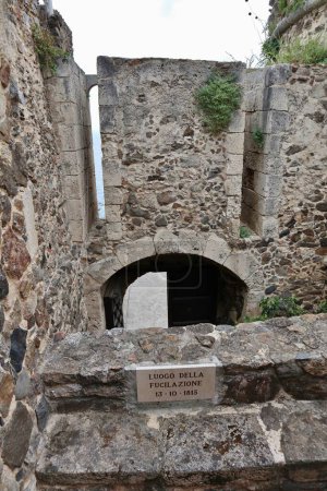 Foto de Pizzo Calabro, Calabria, Italia 10 de junio de 2021: Castillo aragonés donde el rey de Nápoles Gioacchino Murat fue detenido y baleado en 1815 - Imagen libre de derechos