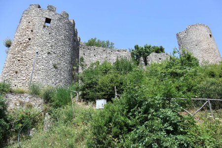 Foto de Mercato San Severino, Campania, Italia - 22 de junio de 2021: Ruinas del Castillo de Sanseverino, uno de los castillos medievales más grandes de Italia que consta de tres fortificaciones construidas en períodos sucesivos a partir del siglo XI - Imagen libre de derechos