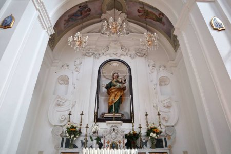 Foto de Mercato San Severino, Campania, Italia 22 de junio de 2021: Interior de la iglesia de Sant 'Anna del siglo XVI en Via delle Puglie - Imagen libre de derechos