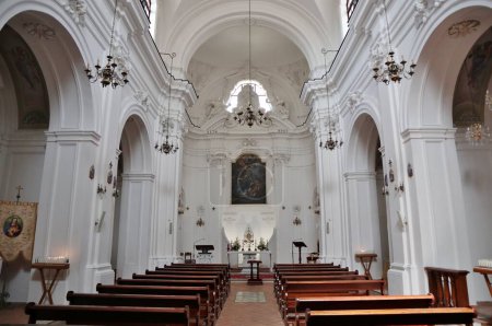 Foto de Mercato San Severino, Campania, Italia 22 de junio de 2021: Interior de la iglesia de Sant 'Anna del siglo XVI en Via delle Puglie - Imagen libre de derechos
