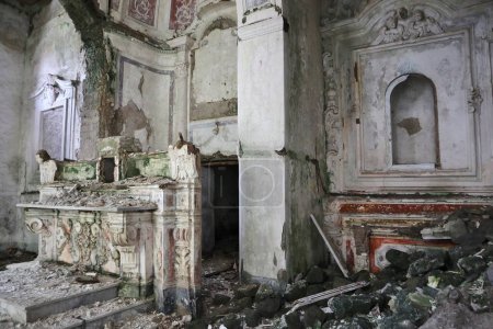 Foto de Lancusi, Campania, Italia 29 de junio de 2021: Interior del Complejo Monumental de San Giovanni Battista en estado de abandono tras el terremoto de 1980 - Imagen libre de derechos