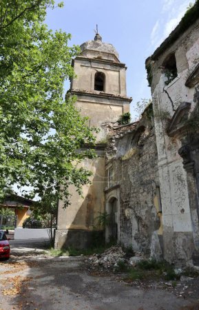 Foto de Lancusi, Campania, Italia 29 de junio de 2021: Complejo monumental de San Giovanni Battista en estado de abandono tras el terremoto de 1980 - Imagen libre de derechos