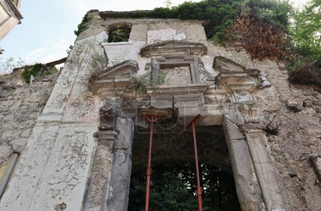 Foto de Lancusi, Campania, Italia 29 de junio de 2021: Complejo monumental de San Giovanni Battista en estado de abandono tras el terremoto de 1980 - Imagen libre de derechos