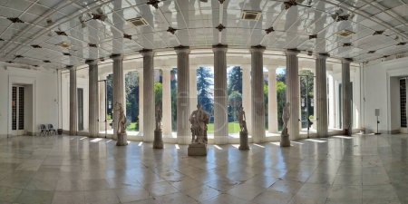Téléchargez les photos : Naples, Campanie, Italie 28 février 2022 : Photo panoramique du portique de la Villa Pignatelli du XIXe siècle à Riviera di Chiaia - en image libre de droit