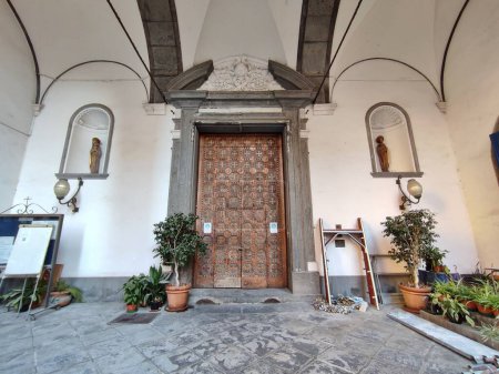 Foto de Nápoles, Campania, Italia febrero 28, 2022: Iglesia de la Ascensión del siglo XVIII desde Via Santa Teresa en Chiaia - Imagen libre de derechos