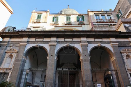 Foto de Nápoles, Campania, Italia febrero 28, 2022: Iglesia de la Ascensión del siglo XVIII desde Via Santa Teresa en Chiaia - Imagen libre de derechos
