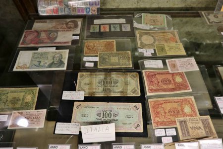 Téléchargez les photos : Naples, Campanie, Italie 15 avril 2022 : L'argent italien exposé à la Galleria Borbonica - en image libre de droit