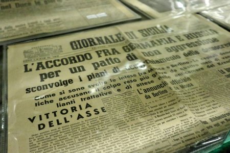 Foto de Nápoles, Campania, Italia 15 de abril de 2022: Exposición de los periódicos de la Segunda Guerra Mundial en la Galleria Borbonica - Imagen libre de derechos