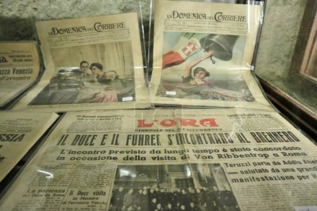 Téléchargez les photos : Naples, Campanie, Italie 15 avril 2022 : Les journaux de la Seconde Guerre mondiale exposés à la Galleria Borbonica - en image libre de droit