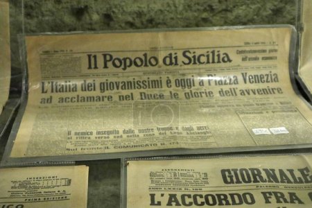 Foto de Nápoles, Campania, Italia 15 de abril de 2022: Exposición de los periódicos de la Segunda Guerra Mundial en la Galleria Borbonica - Imagen libre de derechos