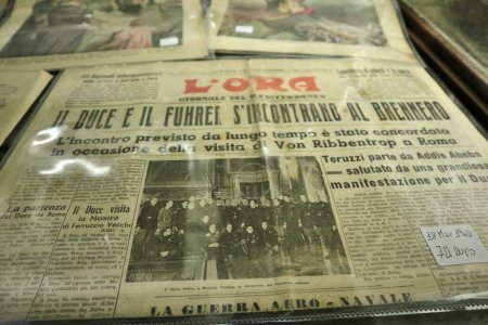 Téléchargez les photos : Naples, Campanie, Italie 15 avril 2022 : Les journaux de la Seconde Guerre mondiale exposés à la Galleria Borbonica - en image libre de droit
