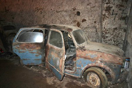 Foto de Nápoles, Campania, Italia 15 de abril de 2022: Cadenas de coches antiguos en Galleria Borbonica - Imagen libre de derechos