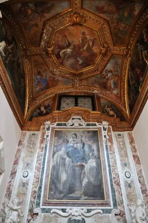 Foto de Nápoles, Campania, Italia - 7 de abril de 2022: Interior de la iglesia de Sant 'Anna dei Lombardi del siglo XV en Piazza Monteoliveto - Imagen libre de derechos