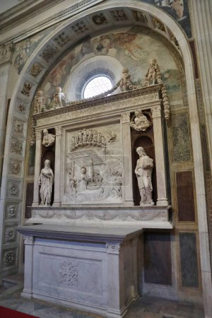 Foto de Nápoles, Campania, Italia - 7 de abril de 2022: Interior de la iglesia de Sant 'Anna dei Lombardi del siglo XV en Piazza Monteoliveto - Imagen libre de derechos