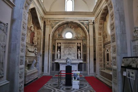 Téléchargez les photos : Naples, Campanie, Italie - 7 avril 2022 : Intérieur de l'église Sant'Anna dei Lombardi du XVe siècle sur la Piazza Monteoliveto - en image libre de droit