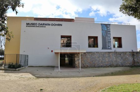 Téléchargez les photos : Naples, Campanie, Italie 25 février 2022 : Musée Darwin Dohrn dans la Villa Comunale sur le front de mer de Caracciolo - en image libre de droit