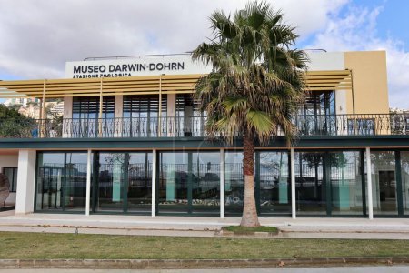 Téléchargez les photos : Naples, Campanie, Italie 25 février 2022 : Musée Darwin Dohrn dans la Villa Comunale sur le front de mer de Caracciolo - en image libre de droit