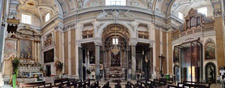 Foto de Nápoles, Campania, Italia 25 de febrero de 2022: Foto panorámica de la iglesia de San Giuseppe a Chiaia del siglo XVII - Imagen libre de derechos