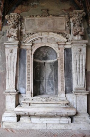 Téléchargez les photos : Naples, Campanie, Italie - 27 décembre 2022 : Monument funéraire dans le petit cloître de l'église de Santa Maria La Nova - en image libre de droit