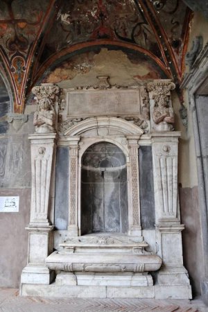 Téléchargez les photos : Naples, Campanie, Italie - 27 décembre 2022 : Monument funéraire dans le petit cloître de l'église de Santa Maria La Nova - en image libre de droit