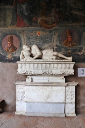 Foto de Nápoles, Campania, Italia - 27 de diciembre de 2022: Monumento funerario de Gaspare Siscaro por Jacopo della Pila en el pequeño claustro de la Iglesia de Santa Maria La Nova - Imagen libre de derechos