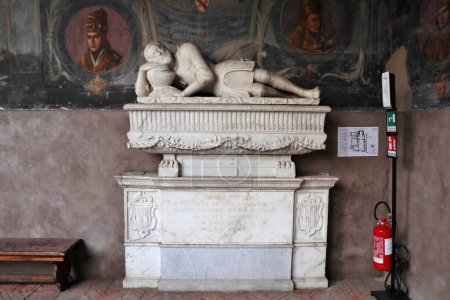 Foto de Nápoles, Campania, Italia - 27 de diciembre de 2022: Monumento funerario de Gaspare Siscaro por Jacopo della Pila en el pequeño claustro de la Iglesia de Santa Maria La Nova - Imagen libre de derechos