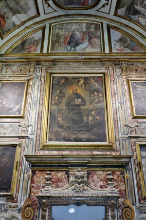 Téléchargez les photos : Naples, Campanie, Italie - 27 décembre 2022 : Chapelle de San Giacomo della Marca dans l'église de Santa Maria La Nova - en image libre de droit