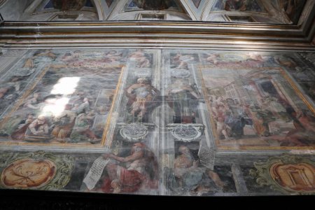 Téléchargez les photos : Naples, Campanie, Italie - 27 décembre 2022 : Fresques de Belisario Corenzio dans l'abside de l'église de Santa Maria La Nova - en image libre de droit