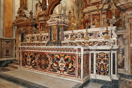 Téléchargez les photos : Naples, Campanie, Italie - 27 décembre 2022 : Intérieur de l'église Santa Maria La Nova fondée par les Angevins au XIIIe siècle - en image libre de droit