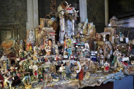 Téléchargez les photos : Naples, Campanie, Italie - 27 décembre 2022 : Scène de la Nativité dans la septième chapelle droite de la famille Andosilla, ou chapelle de San Pietro d'Alcantara, dans l'église de Santa Maria La Nova - en image libre de droit