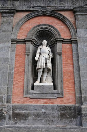 Foto de Naples, Campania, Italy - December 27, 2022: Statue of Alfonso V of Aragon, King of Naples in the mid-15th century under the name of Alfonso I of Aragon, on the facade of the Royal Palace in Piazza del Plebiscito - Imagen libre de derechos