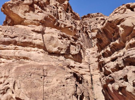 Foto de Petra, Jordan - January 6, 2023: Glimpse of Wadi Rum desert - Imagen libre de derechos