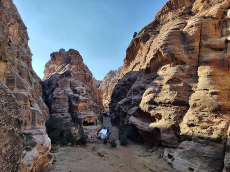Foto de Petra, Jordan - January 6, 2023: Nabataean archaeological site from the 1st century AD. known as Little Petra or White Petra - Imagen libre de derechos