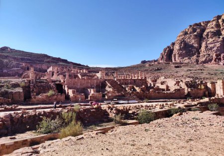 Foto de Petra, Jordan - January 7, 2023: Colonnade street in the 7th century BC Nabataean archaeological site, a Unesco heritage site - Imagen libre de derechos