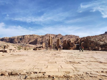 Foto de Petra, Jordan - January 7, 2023: Colonnade street in the 7th century BC Nabataean archaeological site, a Unesco heritage site - Imagen libre de derechos