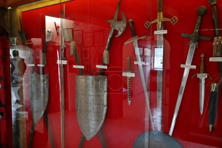Foto de Ischia, Campania, Italy  May 12, 2022: White weapons of the sixteenth century at the Aragonese Castle Museum of Arms - Imagen libre de derechos