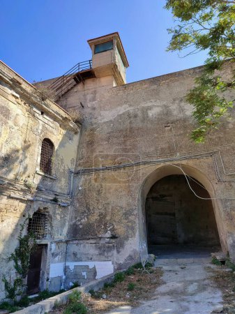 Procida, Campania, Italia - 1 de octubre de 2021: Antigua Casa Penal del siglo XIX en el pueblo medieval de Terra Murata