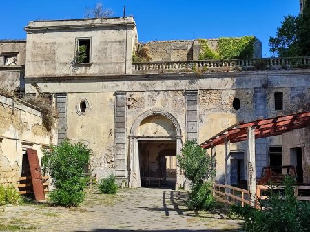 Procida, Campanie, Italie 1er octobre 2021 : Le Palazzo d'Avalos du XVIe siècle, transformé en Institut Pénal au XIXe siècle, domine le village médiéval de Terra Murata