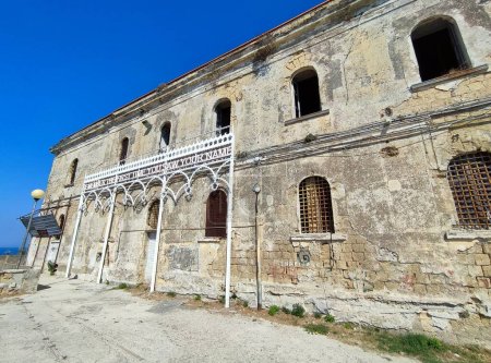 Procida, Kampanien, Italien - 1. Oktober 2021: Ehemaliges Strafhaus aus dem 19. Jahrhundert im mittelalterlichen Dorf Terra Murata