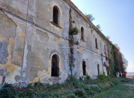 Procida, Campanie, Italie - 1er octobre 2021 : Ancienne maison pénitentiaire du XIXe siècle dans le village médiéval de Terra Murata