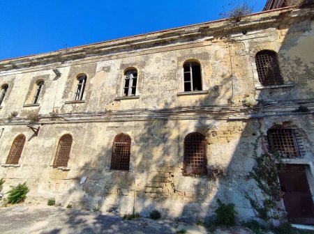 Procida, Campanie, Italie - 1er octobre 2021 : Ancienne maison pénitentiaire du XIXe siècle dans le village médiéval de Terra Murata
