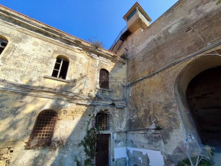 Procida, Campania, Italia - 1 de octubre de 2021: Antigua Casa Penal del siglo XIX en el pueblo medieval de Terra Murata