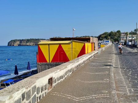 Foto de Procida, Campania, Italia Octubre 1, 2021: Lungomare Cristoforo Colombo in Marina di Chiaiolella - Imagen libre de derechos
