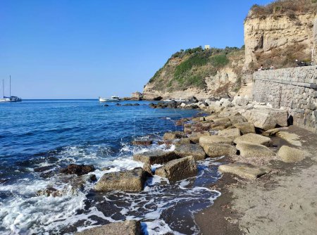 Foto de Procida, Campania, Italia Octubre 1, 2021: Procida Punta Ottima at Pozzo Vecchio Bay desde Postino Beach - Imagen libre de derechos